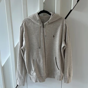 Polo tröja - Säljer tröjan då den har blivit för kort för mig, sparsamt använd tröja i bra skick 9/10