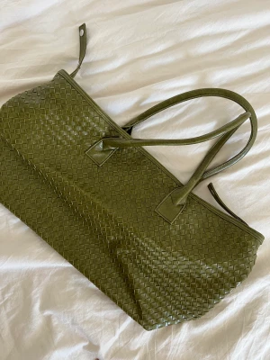 Bottega veneta dupe - Säljer denna väska som är Bottega veneta inspirerad. Får gott om plats i väskan och är i en superfin olivgrön färg.
