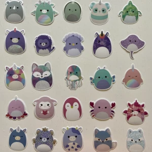 Squishmallow klistermärken😚 - Ta en screenshot och ringa in vilken du vill köpa☺️ Skriv gärna för fler bilder eller andra funderingar!  Kolla in min profil för att se flera klistermärken  1st: 8kr  5st: 35kr 10st: 65