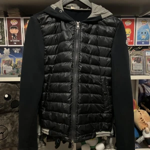 Moncler Cardigan med Luva - Storlek medium, 8/10 skick.