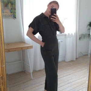Mörkgrön jumpsuit  - Säljer denna supersnygga jumpsuit från H&M i storlek 34 🤍
