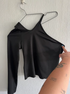 Topp - Aldrig använd, snygg enarmad topp.