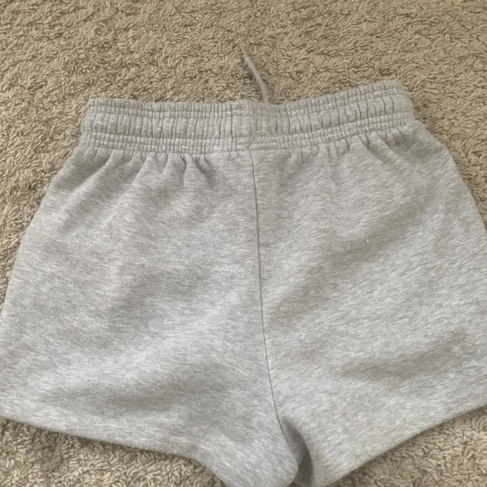 Jag säljer de här gråa mjukis shorts från lager 157 i bra skick❤️. Shorts.