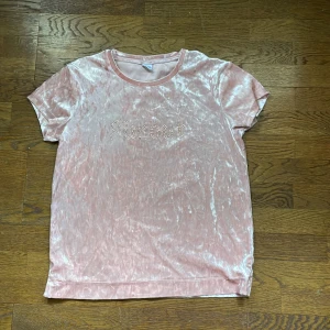 Sammet T-shirt  - En superduper skön T-shirt, den är stretshig och snygg!! Köpt för 199kr för 4 år sen! Använd fåtal gånger och säljs då den inte används längre!! Stor i storlek så passar defentvt till strl S🤩