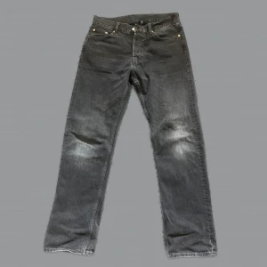 weekday jeans - Riktigt feta mörkgrå weekday space jeans med snygg fade 💯 storlek 29/32, inga flaws 🌪️