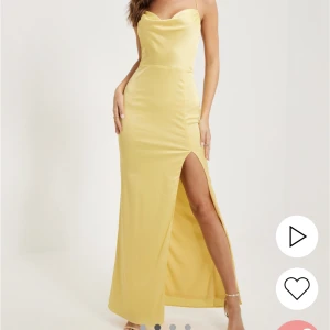 Balklänning - Helt ny med lappar kvar. Säljer för jag hittat en annan❣️ slutsåld på hemsidan i storlek 34, nypris 899