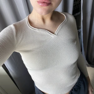 Tröja från Zara - Säljer denna biega tröja från Zara, ser ingen storlekslapp men skulle säga att den är XS-XXS. 