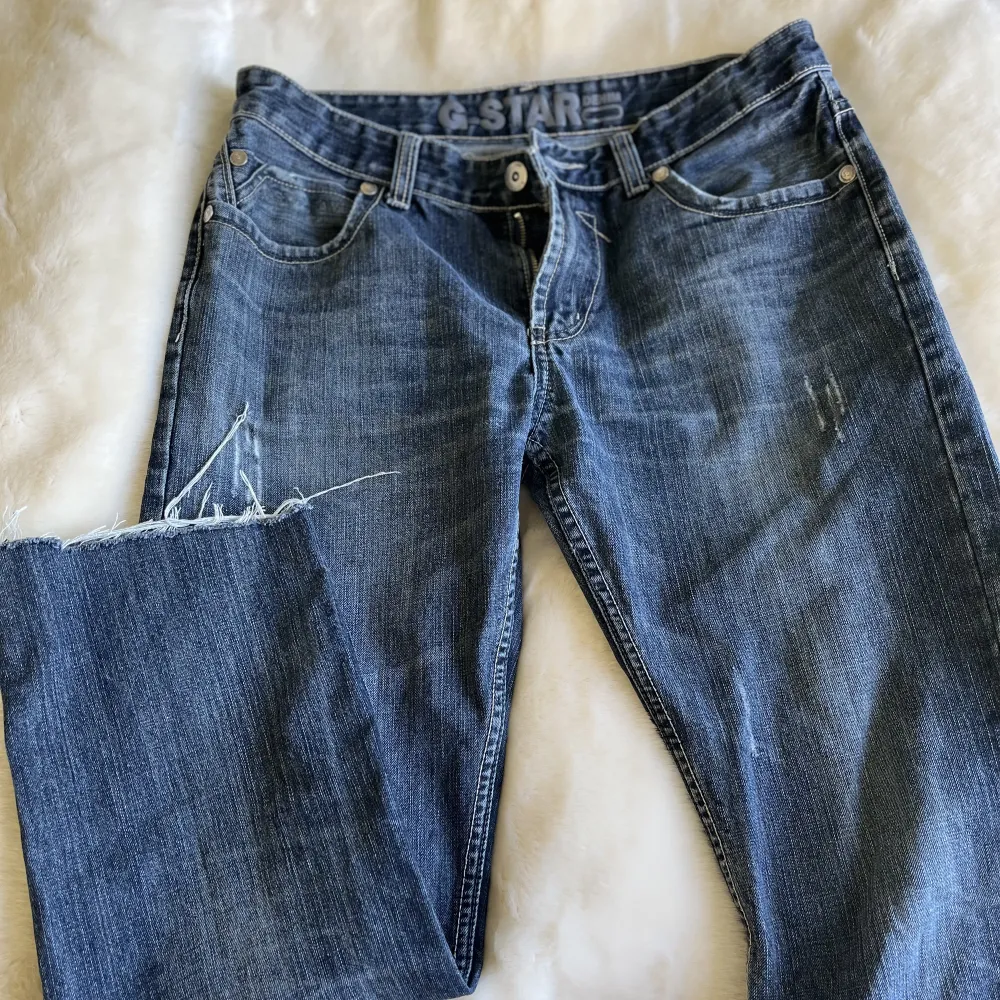 Säljer dessa baggy G-Star jeans🫶 Sitter löst och fint på mig som är 169 och brukar ha strl 38. Som vanligt är de hela och rena❤️ Använd gärna köp nu och skriv gärna om frågor finns, priset kan diskuteras 🫶. Jeans & Byxor.