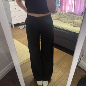 Venderbys kostymbyxor - Säljer dessa svarta kostymbyxor i storlek M från Venderbys, jag har dock sprättat upp dem längst ner i benen, därav det billiga priset.
