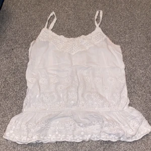 Topp - Gullig vit topp från forever21 i storlek S/M