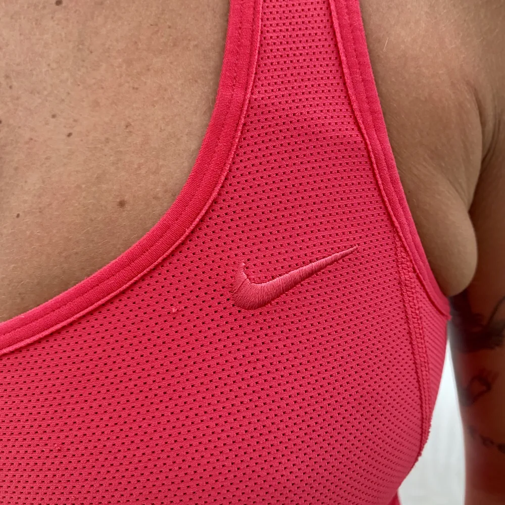 Jättefint skönt träningslinne från Nike storlek S. Dri-fit modell. Rosa/röd färg 💗💗. Toppar.