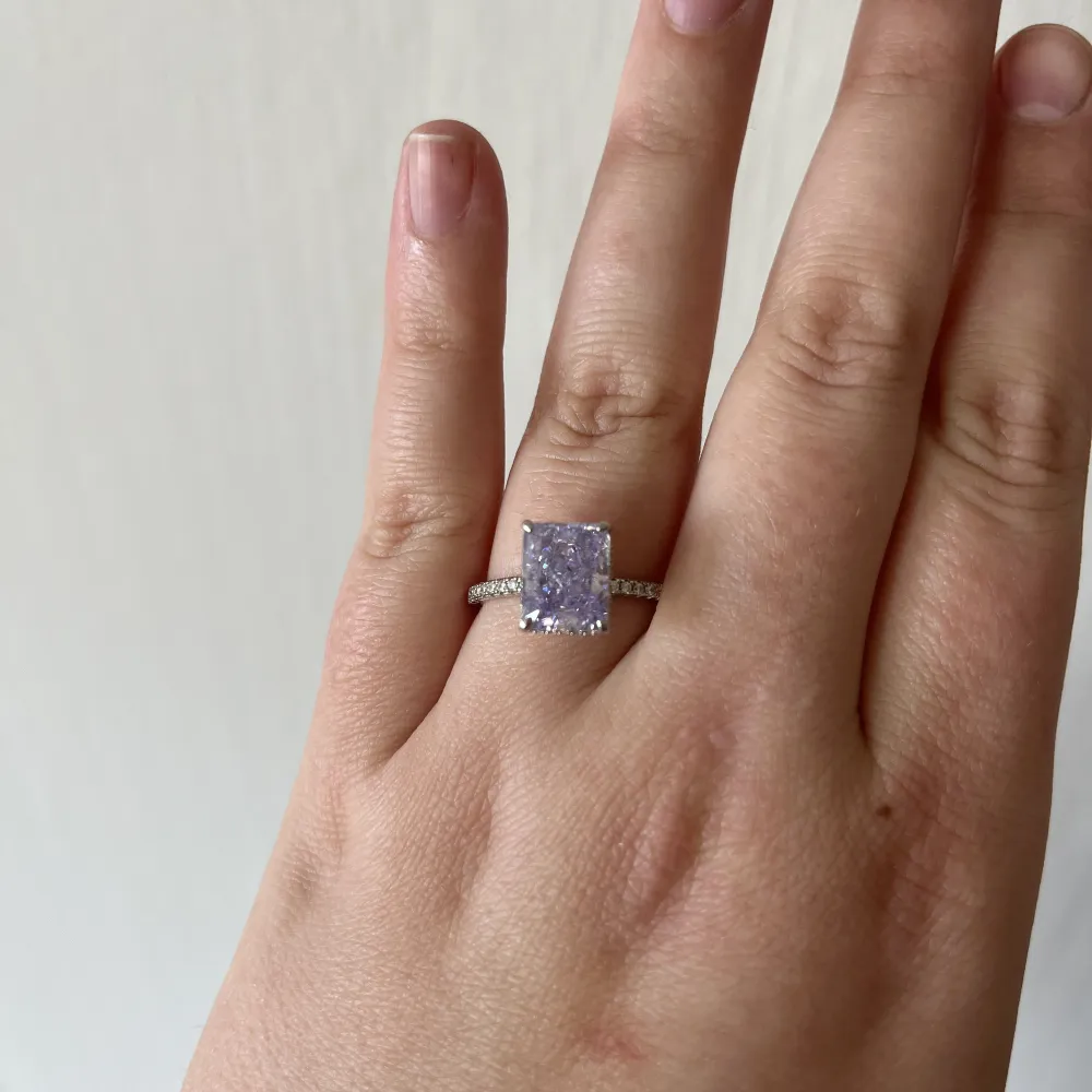 En väldigt fin o lite använda lyna london ring i färgen ljus lila. Jag säljer den för att ringen har blivit för stor för mig. Ringen är 19 mm i diameter. Ringen är äkta Cubic Zirconia. Kan skickas på posten eller hämtas i Borlänge. Original pris ca 463kr. Accessoarer.