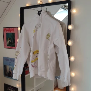 Oversized hoodie - Jättecool oversized hoodie från Weekday som jag tror inte går att köpas längre i butik! Har inga skador men små små fläckar på änden av armarna. Säljer för att den används inte!