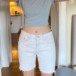 Jeansshorts levis - Vintage jeansshorts från levis, verkar vara avklippta jeans. Lite lågmidjade. Står storlek 33W men är mindre än så. Modellen på bilden har storlek S vanligtvis. Skulle kanske tro att de är mer av en W27 eller 28. Skriv om du har frågor! 