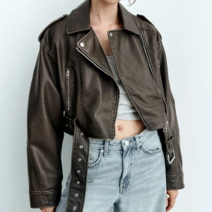 Skinnjacka  - Populära skinnjackan från Zara i brunt, oanvänd så i bra skick ❤️strl L och sitter snyggt oversized på mig som har S/M vanligtvis 