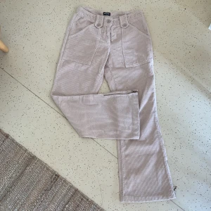 Manchester Byxor - Beiga Manschester byxor med snygg dragkedja detalj på byxbenen. Superfina till sommaren!🌷🐝