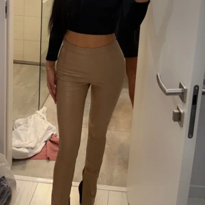 Beiga skinnbyxor - Med en slit längst ner. Använda 1 gång på en utgång.