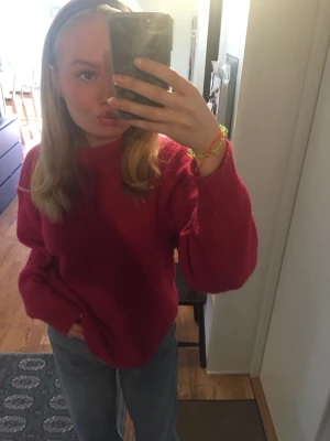 Stickad tröja  - Säljer denna fina stickade tröjan passar perfekt till sommaren o våren. Endast testad ❤️