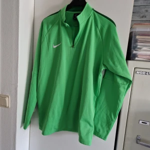 Träningsjacka herr XL grön nike - En träningsjacka till her Grön nike stl. XL  Kolla gärna in mina andra auktioner Samfraktar om det behövs 