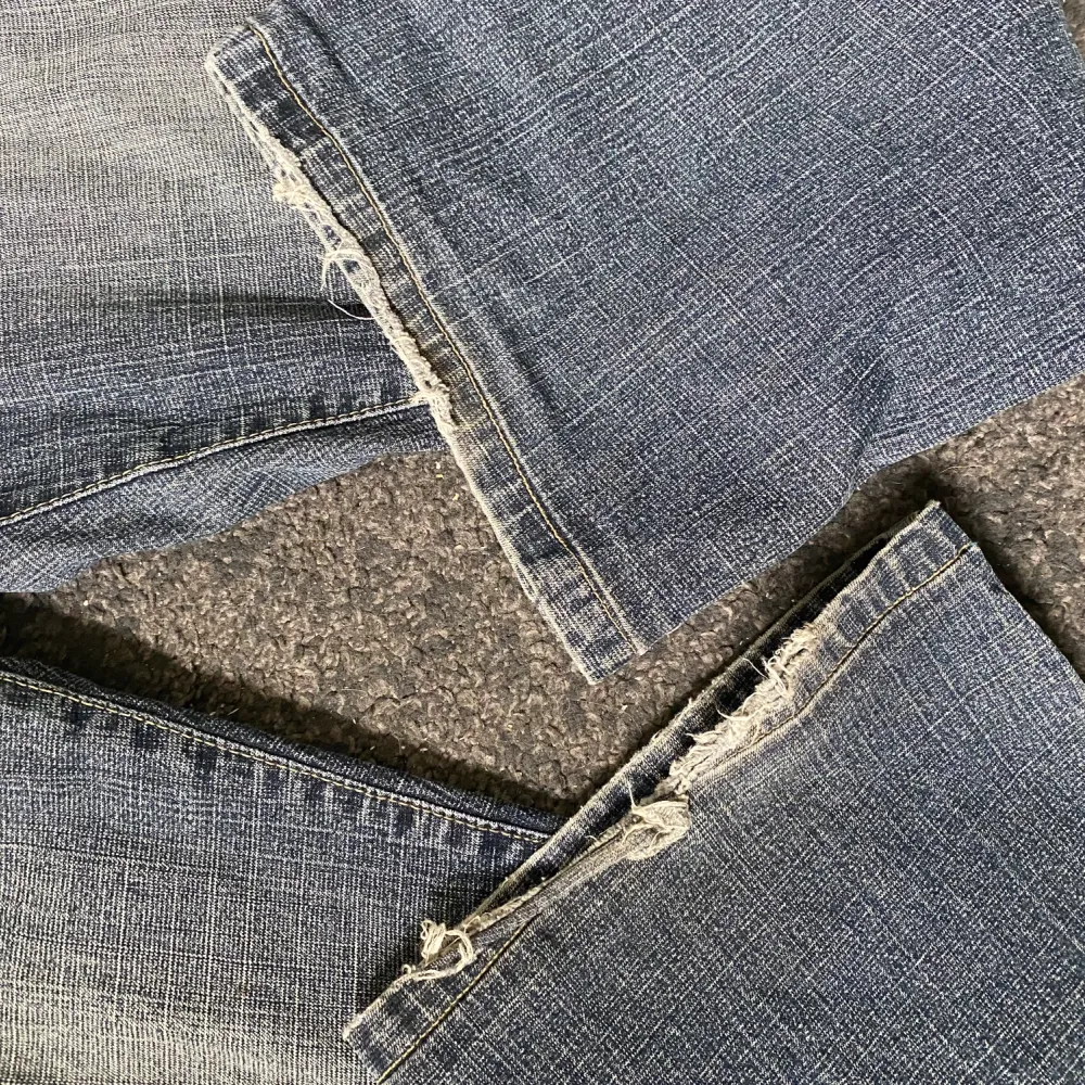 Riktigt snygga Armani jeans. Slitage i benen och hål i grenen men annars bra skick.. Jeans & Byxor.