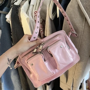 Nunoo väska - Säljer nu min älskade rosa nunoo väska i skinn material! Superbra skick & inga defekter 💕 nypris är runt 1200 kr🤍 använd gärna köp nu!💙