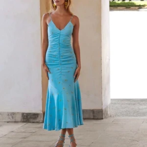 Klänning Adoore - Säljer min jättefina klänning från Adoore då den tyvärr inte kommer till användning! Den är i storlek 36, endast använd en gång. Jag kan mötas upp i centrala Göteborg eller skicka den🥰🌸🌸