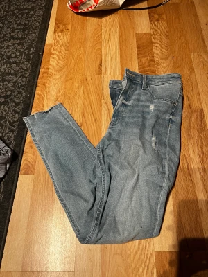 Jeans - Blåa Jeans, använda 2 gånger. SMÅ I STORLEKEN 