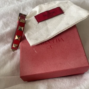 Valentino armband  - Säljer mitt röda valentino armband. Nytt kostar ca 2.900
