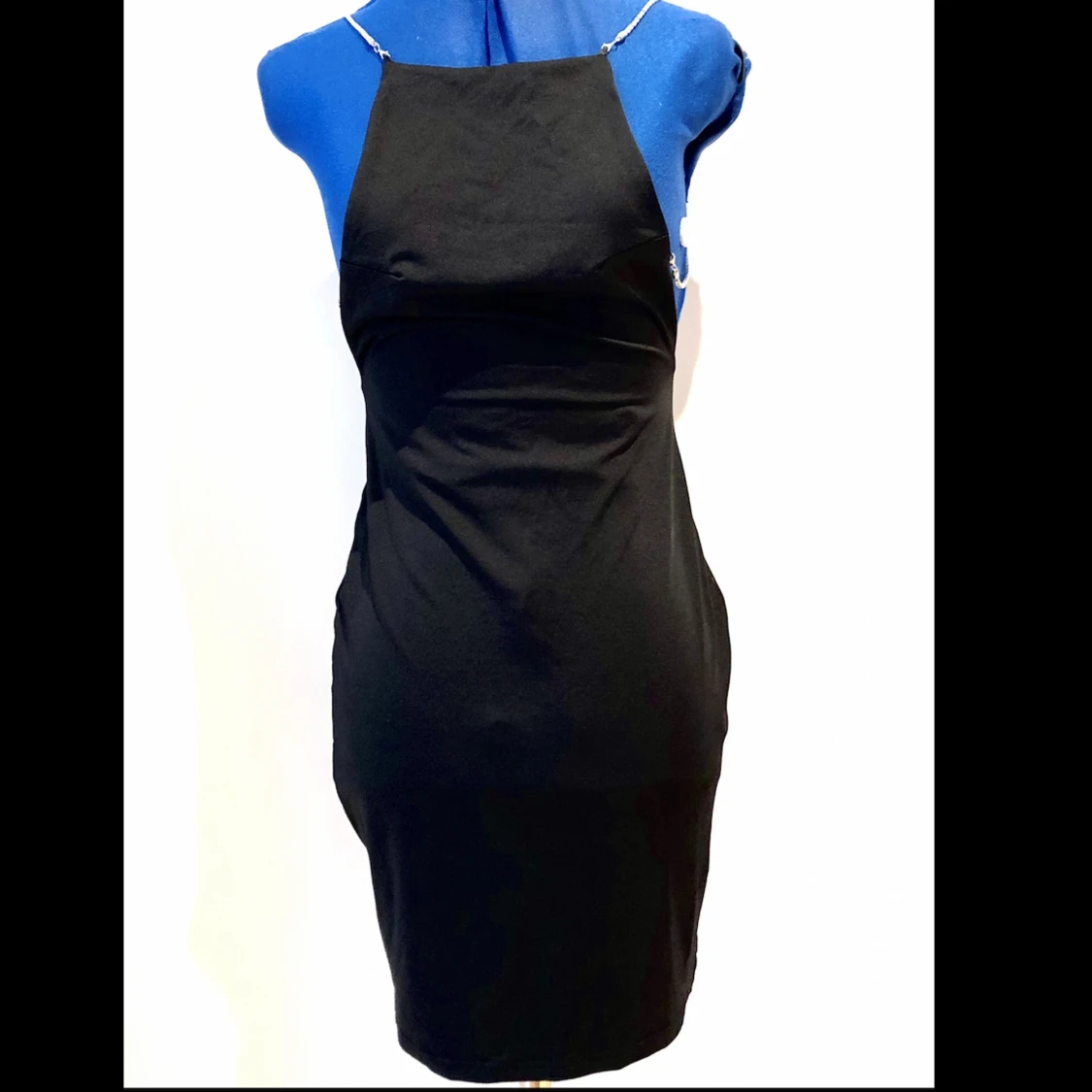 NY oanvänd klänning med strass-axelband 