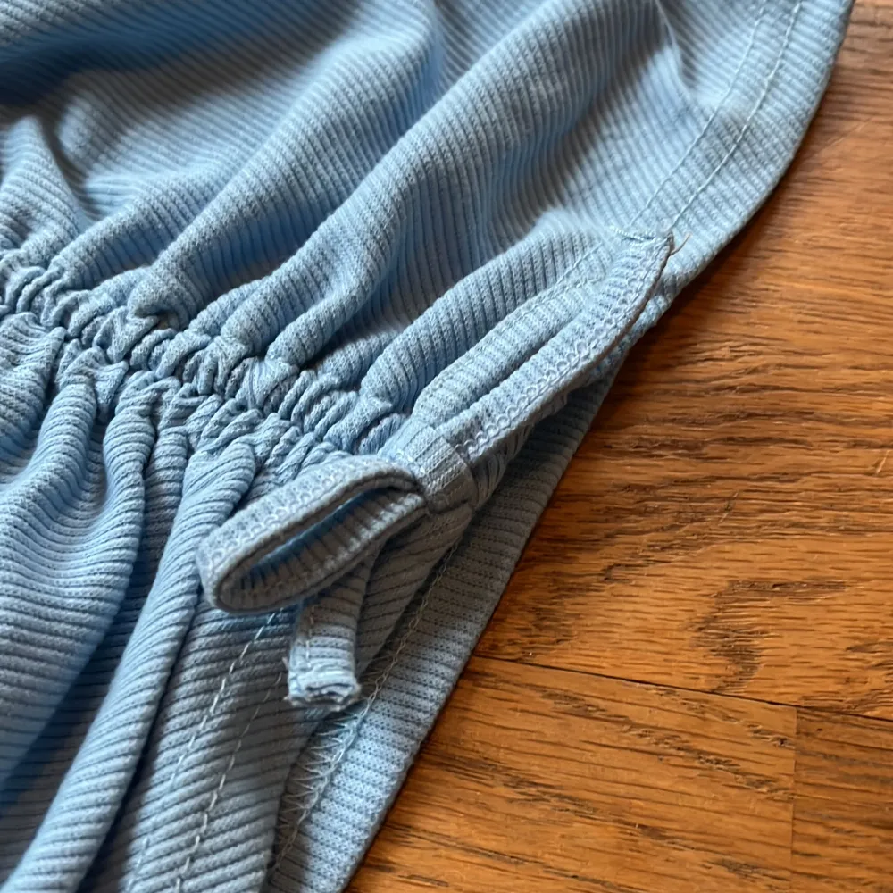 En blå kort tröja som Tyvär är förliten, har används några gånger för länge sen❤️. Toppar.