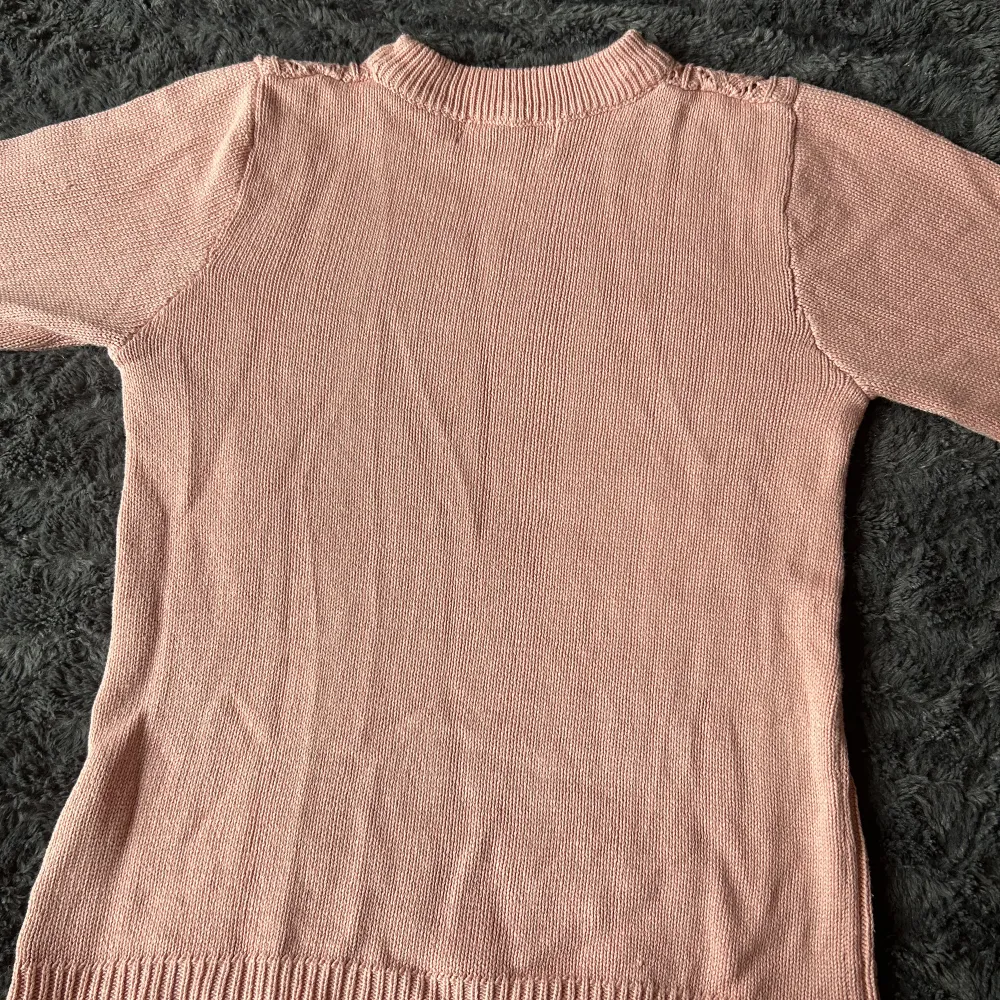 Jättesöt rosa stickad tröja, från Pahladium. Säljer då det inte är min stil, använd 1-2 gr och är jätte fräsch. Man ser inte botten av tröjan på bilden men det är lite som en volang, kan skicka bild ifall det önskas⭐️. Stickat.
