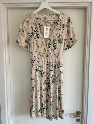 Ny klänning - Helt ny klänning från object storlek 36