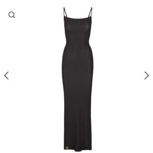 Populär skimsklänning i storlek M. Aldrig använd, endast testad!!!  Färg: Onyx  Köpt för: 875:-