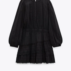 Zara klänning - Säljer svart klänning från zara i storlek s. Helt ny med lapparna kvar, säljer den här eftersom jag inte kan lämna tillbaka den. Priset kan diskuteras, skriv för fler bilder💗