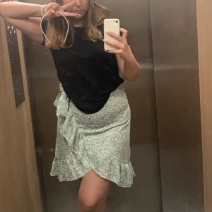 kjol  - super fin& söt kjol nu till sommaren, säljer dudå den pr förliten!💗 