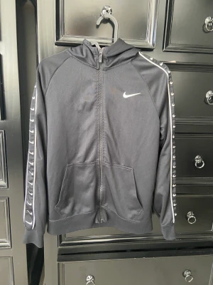  Nike kofta  - Säljer denna Nike kofta för jag ej tycker den passar mig längre men den är helt hel o i fint skick 