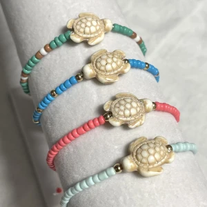 Armband - Armband med justerbar storlek!! Jättesöta och perfekta till sommaren🌺🐚💕 Instagram: stockholmbeads