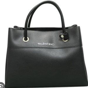 Valentino väska - Hej, säljer min fina valentino väska då den ej kommer till användning💗 i jätte fint skick knappt använd. Skriv privat om egna bilder eller om du har några funderingar❤️