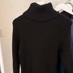 Acne klänning - En svart stickad Acne klänning, ganska luftig för att vara stickad!  Storlek M men passar även S och XS. Så fin men används ej längre 🫶🏽