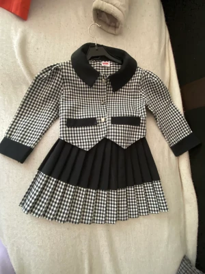 Ny barnoutfit - Jättefin set till barn mellan 2-3 år. Helt ny och oanvänd, kavaj med kjol.