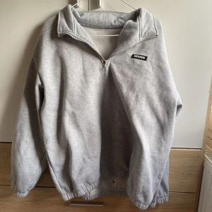 Sweater  - Jättefin grå sweater i bra skick! Den är använd några gånger men har inga fläckar, lösa trådar etc! Den är i storlek XXL