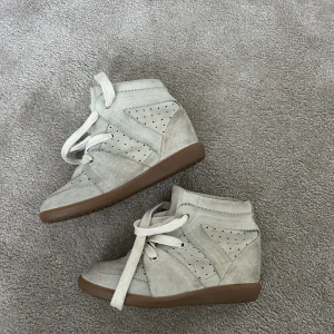 Isabel marant  - Säljer ett par superfina isabel marant Bobby skor i storlek 38! Perfekta till sensommaren/hösten!! 🩷☺️🩷 Pris går att diskutera☺️☺️