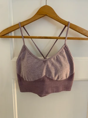 Lila sporttopp - Säljer denna väldigt fina lila sporttoppen då den inte passar mig. Väldigt bra skick och sparsamt använd.