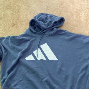 Adidas Hoddie - Säljer en blå skön adidas hoddie det står att det är m men skulle säga att det är s 