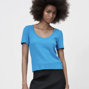 Stickad t-shirt - Säljer denna fina stickade t-shirten ifrån zara, den är använd max 2 gånger!😊