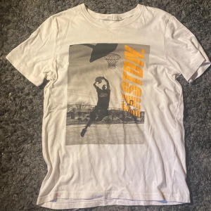 T-shirt med svartvit tryck - Bra skick, förutom fläckarna som visas på bilderna. 