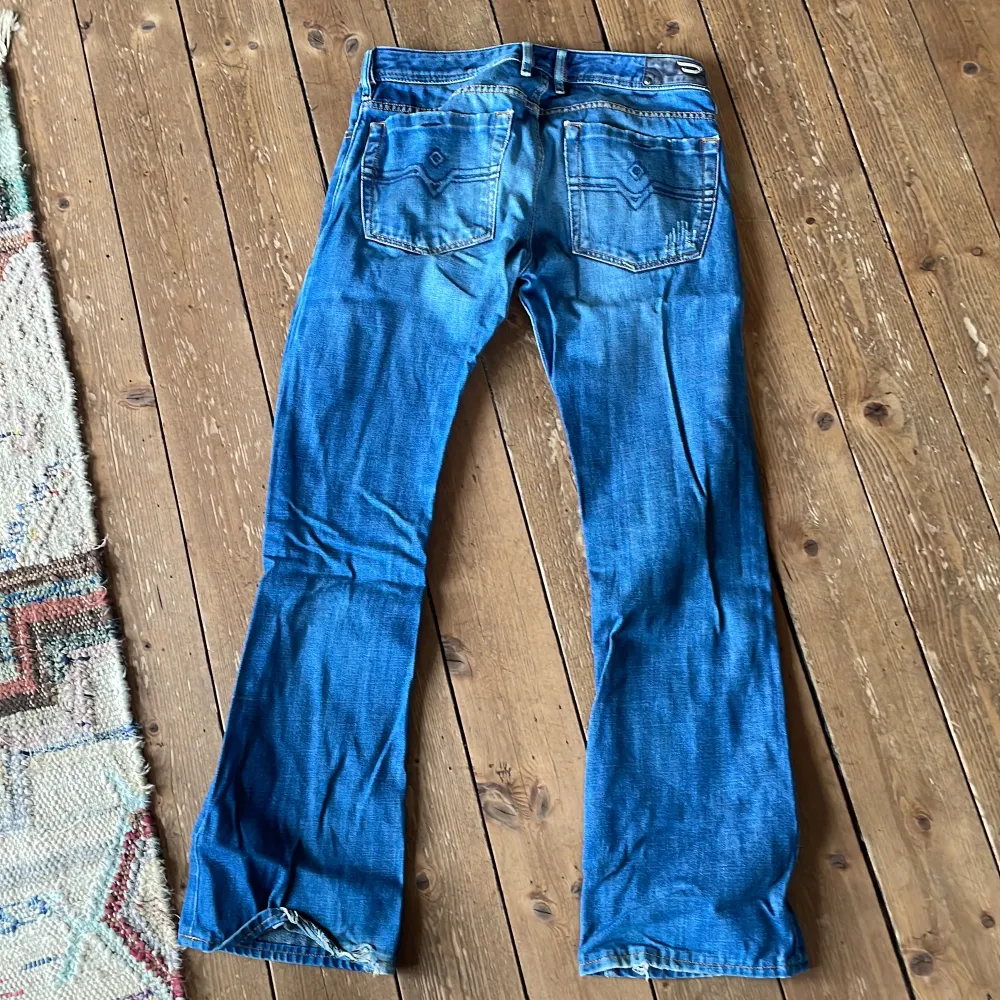 Vintage jeans diesel. Bra skick, slitna längst ner. . Jeans & Byxor.
