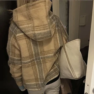 Kort kappa zara - Supersöt kort kappa från Zara i strl M! 💕 endast använd fåtal gånger så i superbra skick 🥰modellen är 175 cm lång!❣️ZIP UP MODELL❣️STOR LUVA⚡️