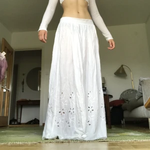 Vit långkjol  - Sjukt vacker långkjol som jag köpte second hand🤍🤍🤍 Ursprungligen från H&M.tyvärr lite för lång för mig):