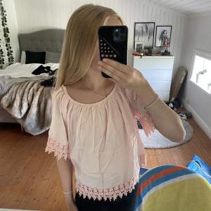 Säljer min rosa topp för jag känner inte behov av den 💕den är köpt utomlands 🥰Passar från XXS - L 💕